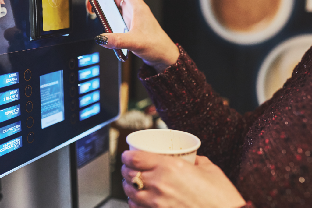 Kahve Otomatı Kullanan Kadın Eli